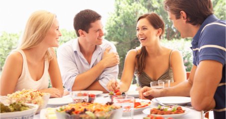 Comment gérer les repas chez des amis lors d'un rééquilibrage alimentaire ?