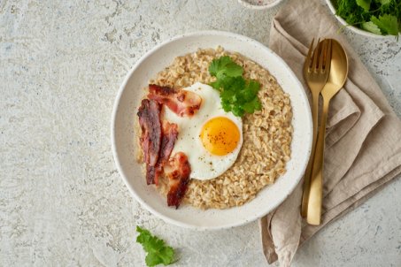 Le porridge au bacon et oeuf