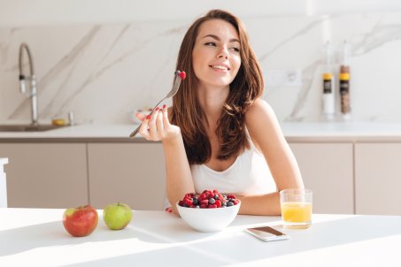 Prendre un petit-déj’ copieux et manger léger le soir ne serait pas une si bonne idée pour perdre du poids