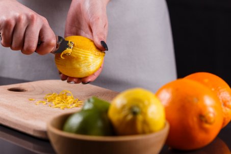 Comment faire des zestes de citron ? Découvrez 3 techniques pour zester facilement 