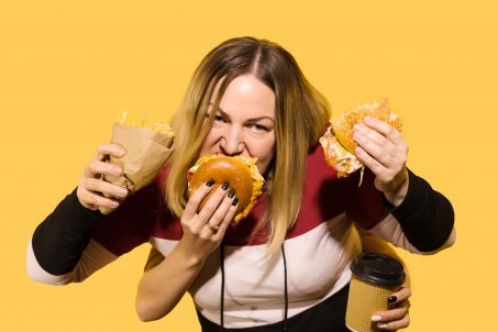 Ralentir pour mieux manger : surmonter l'habitude de manger trop vite