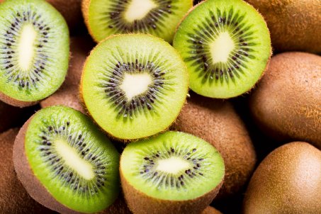 Bienfaits du kiwi : tout savoir sur ce fruit vert nutritif