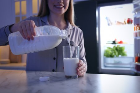 Boire du lait le soir pour mieux dormir : mythe ou réalité ?
