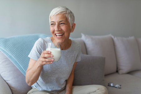 Boire du lait après 50 ans : bonne ou mauvaise idée ?