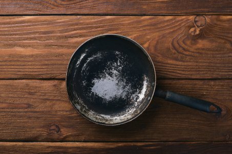 Jetez vos poêles et casseroles rayées si vous voulez préserver votre santé ! On vous explique pourquoi !