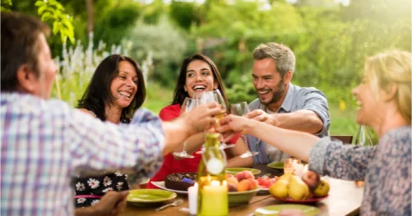 Que manger à l'apéro chez des amis quand on est au régime ?