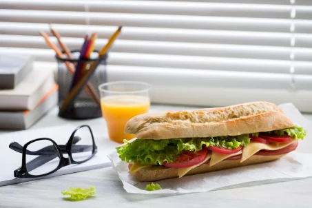 10 erreurs à éviter pendant le repas du midi