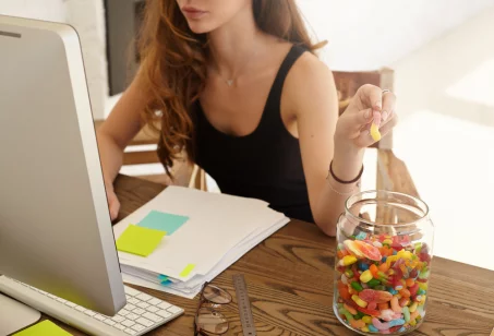 Manger des bonbons pour perdre du poids, la tendance vantée par des TikTokeurs