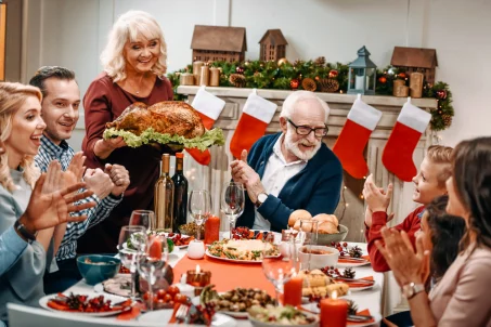 Chaque année, cette grand-mère fait payer le dîner de Noël à sa famille pour alléger sa charge mentale