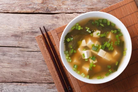 Ventre plat, détoxifiant et anti-gueule de bois, ce bouillon japonais est ce qu’il nous faut cet hiver