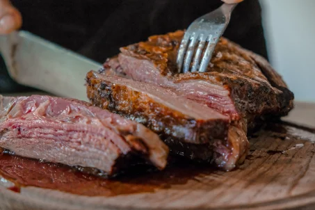 Les Français aiment toujours autant la viande, ils en mangent deux fois plus que le reste du monde