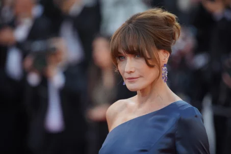 Carla Bruni : à 55 ans, elle révèle la méthode qui lui permet d’avoir un ventre plat et gainé 