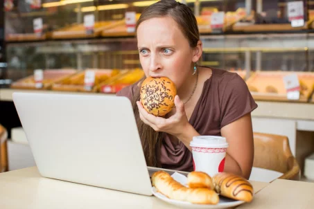 Je mange et grignote trop quand je suis stressé, que faire ?