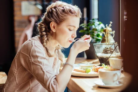 L'impact du célibat sur les habitudes alimentaires : mange-t-on moins bien quand on est célibataire ?