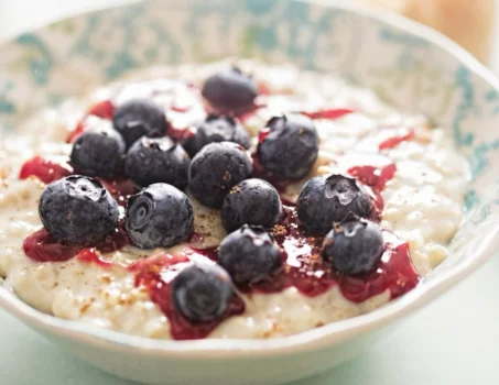 La recette de porridge froid aux baies