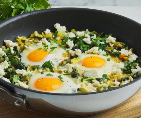 Recette de Shakshuka verte aux poireaux et épinards