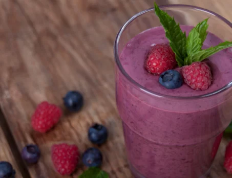 Recette de smoothie au thé vert et aux baies⁣