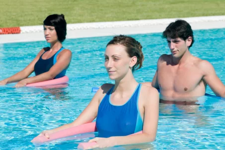 10 exercices d'aquagym pour perdre du poids