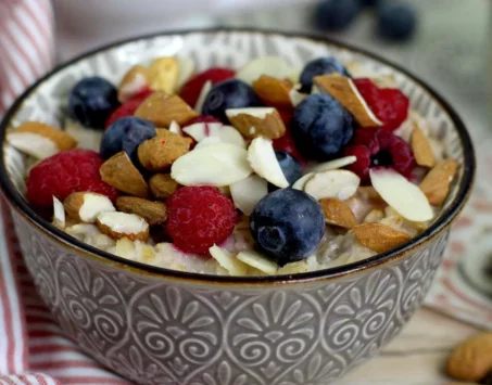 La recette du porridge amandes et fruits rouges ⁣  ⁣