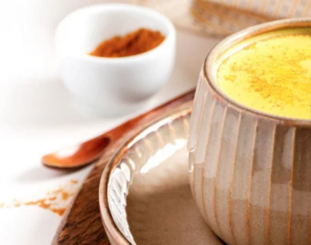 Recette de latte curcuma au lait d'amande⁣