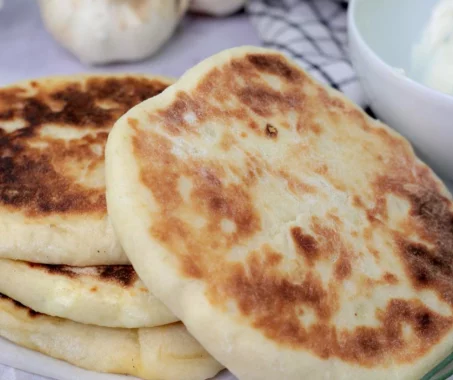 Recette de Naan farci au fromage et à l'ail 