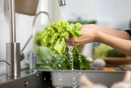 Faut-il rincer une salade en sachet avant de la consommer ?