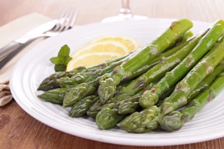 Pourquoi notre urine sent-elle fort lorsqu'on mange des asperges ?