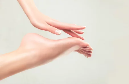 Hygiène des pieds : voici l'erreur que l'on commet tous en sortant de la douche selon une podologue