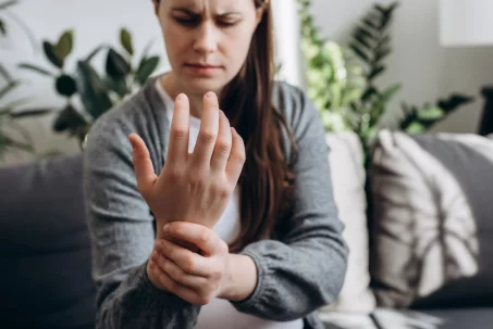 Douleurs aux mains : qu'est-ce que ça signifie ?