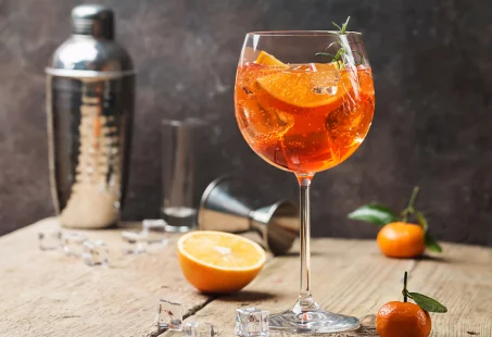 Lassé du spritz ? Voici 4 recettes qui changent à base d'Aperol !