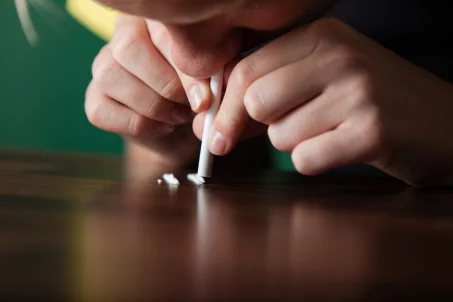 Sniffy : c'est quoi cette poudre blanche à inhaler très populaire chez les jeunes et qui inquiète pourtant les autorités ?