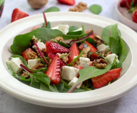 Recette de Salade de jeunes pousses, fraises, chèvre