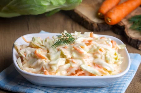 Le coleslaw : bienfaits, calories et utilisation en cuisine