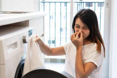 Mes vêtements sentent mauvais après lavage : pourquoi ?