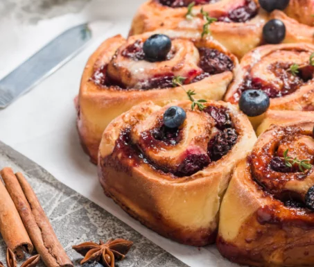 Recette de brioche roulée framboise et pistaches   ⁣