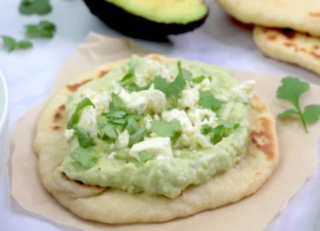 Recette de naan garni à l'avocat et féta