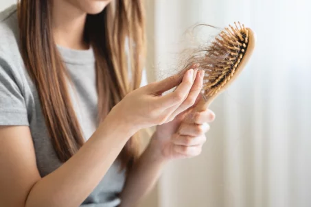 Cet ingrédient que l'on a toutes chez soi permet lutter contre la chute des cheveux selon une dermatologue !