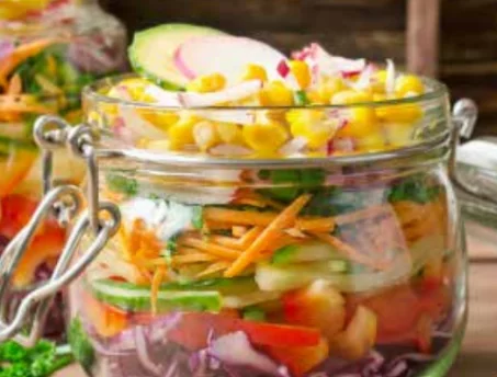 Recette de Rainbow salade, sauce au yaourt