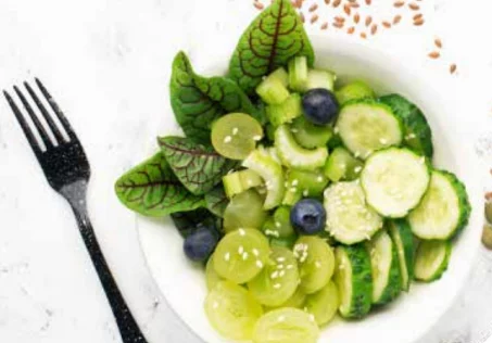 Recette de salade de fruits et légumes verts, vinaigrette à la menthe