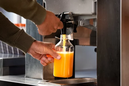 Les machines à jus d'orange installées en magasin sont-elles des nids à bactéries ?