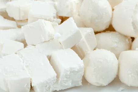 Lequel est le plus calorique entre la mozzarella et la feta ?