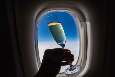 Boire de l'alcool dans l'avion augmenterait les risques cardiaques selon une étude !