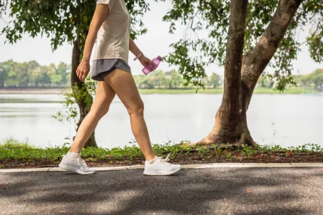 À quel rythme faut-il marcher pour perdre du poids rapidement ?