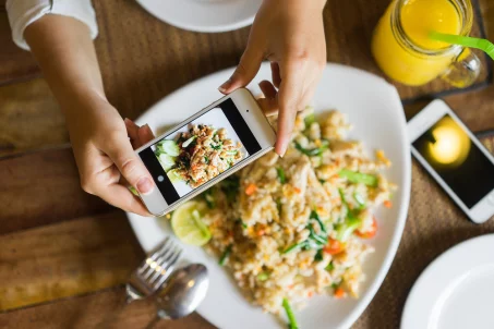 Photographier nos plats pour les réseaux sociaux serait bon pour notre santé selon une étude !