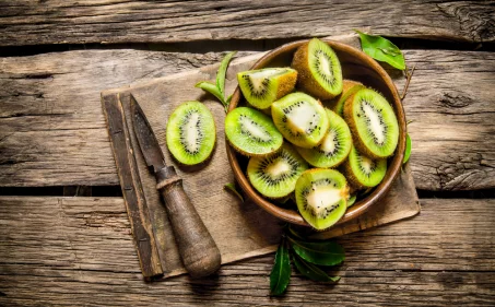 L'erreur que l'on fait tous en mangeant un kiwi et qui nous prive de 50% de ses fibres et vitamines !