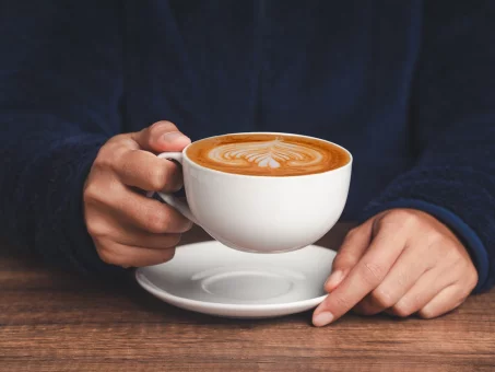 Incroyable ! La tasse dans laquelle on boit son café peut influencer considérablement son goût !