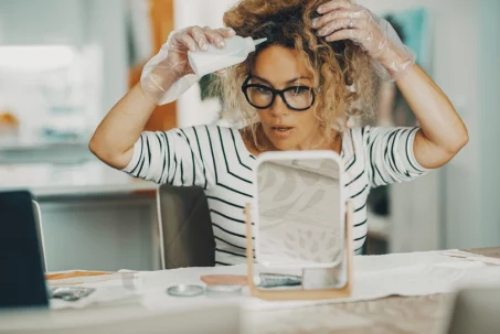 Combien de temps faut-il attendre entre deux colorations de cheveux ?