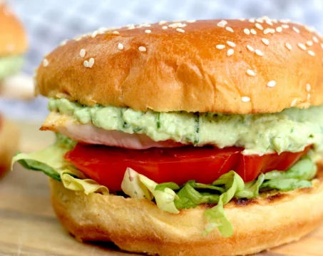 Recette de Chicken burger sauce à l'avocat allégée 