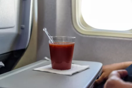 Pourquoi tout le monde boit-il du jus de tomate dans l'avion ?