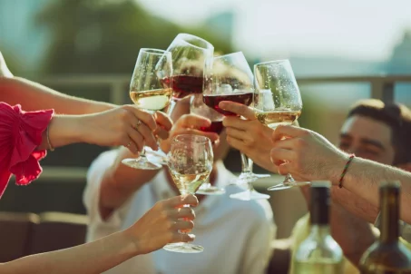 Trinquer à l'apéritif : que signifie ce geste convivial ?